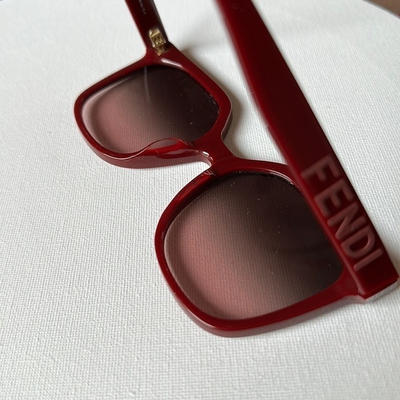 FENDI FE40007I Sunglasses Burgundy Embossed Temples Gradient 2 tone lenses New - Picture 14 of 16